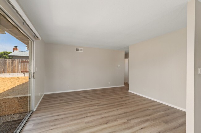 Building Photo - Gorgeous remodeled 3bd 2 bath home availab...