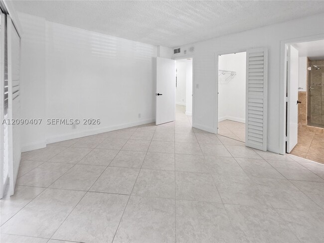 Building Photo - 2212 S Cypress Bend Dr