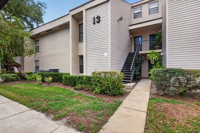 Building Photo - Cozy 3 Bedroom Available in Tampa!