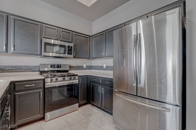 Building Photo - 2305 W Horizon Ridge Pkwy