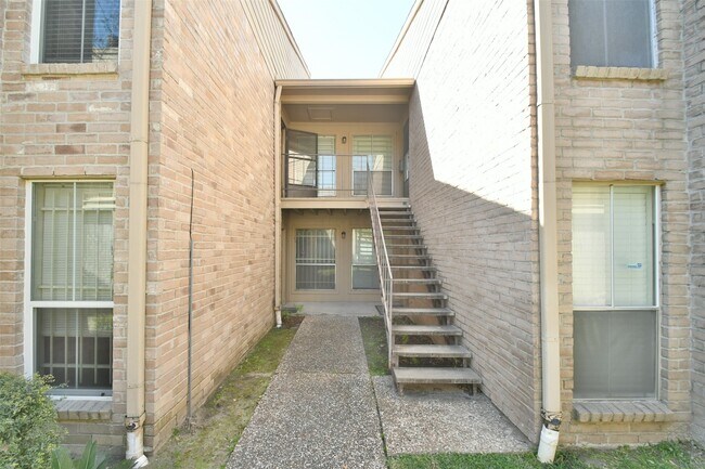 Building Photo - 700 Thicket Ln