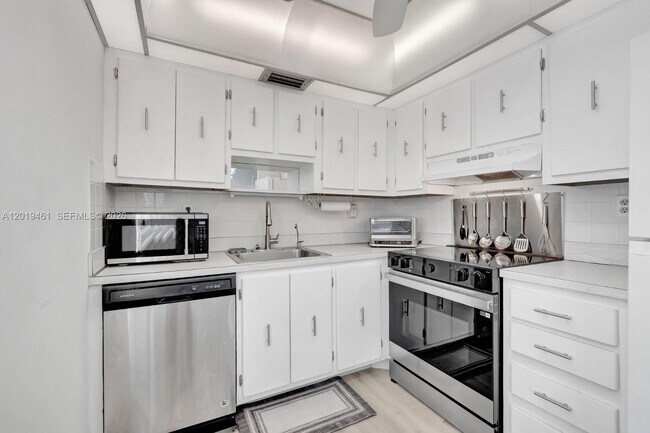 Building Photo - 481 Burgundy P