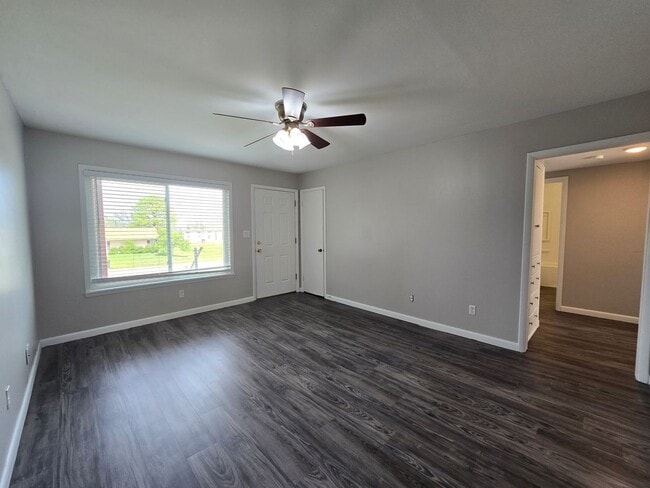 Building Photo - 3 bed 1 bath in Tecumseh!