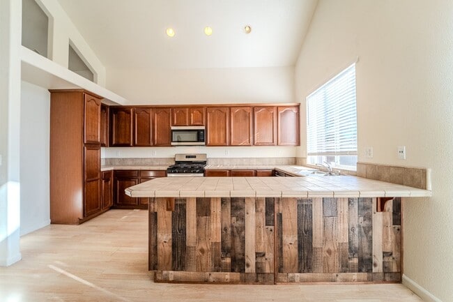 Building Photo - ? Spacious 4-Bedroom, 2.5-Bathroom Home in...
