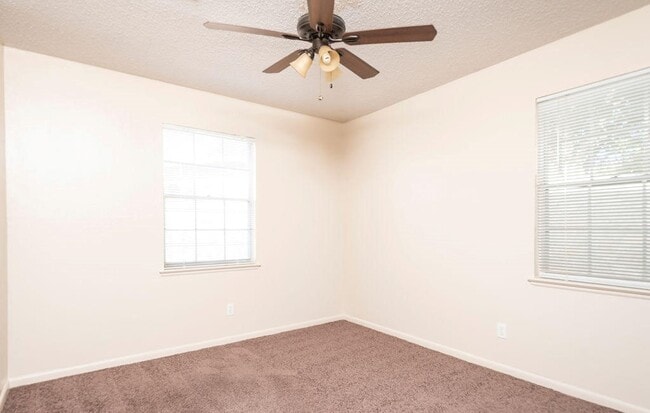 Building Photo - 2955 Huntington Dr