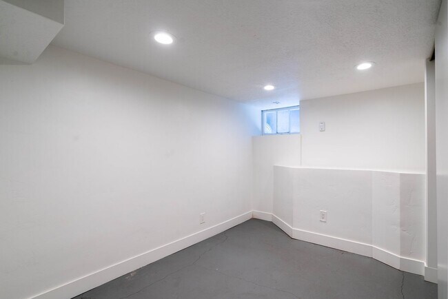 Building Photo - 740 E 800 S