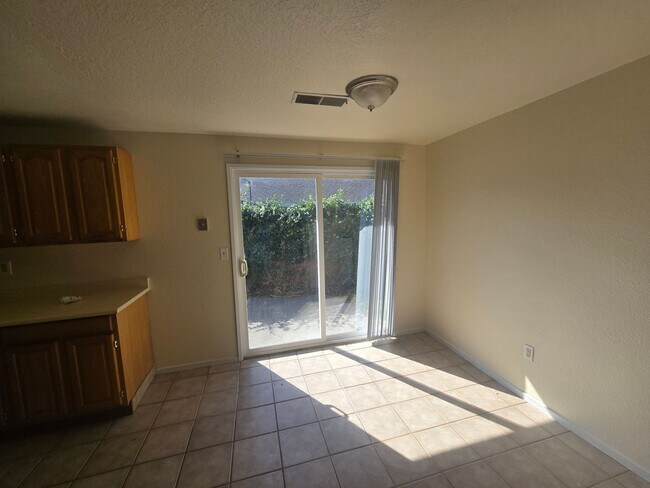 Building Photo - Price reduced! Pet-friendly and updated 3BR/1BA Eureka home