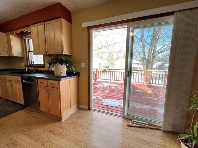 Building Photo - 28 Willow Dr