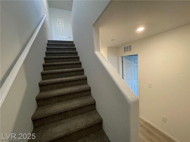 Building Photo - 645 Bellus Pl