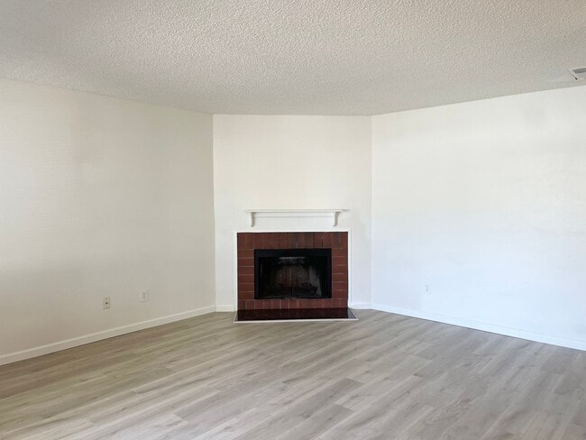 Building Photo - Updated 2 Bedroom Condo in Rohnert Park w/...