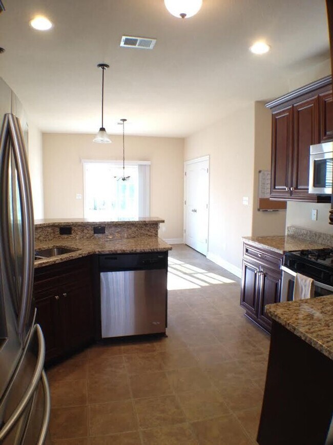 Building Photo - Spacious 4-bedroom, 3-bathroom home in Che...