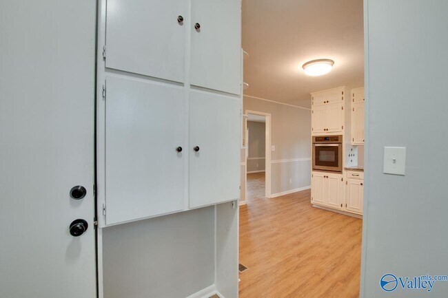 Building Photo - 9802 Dolphin Dr