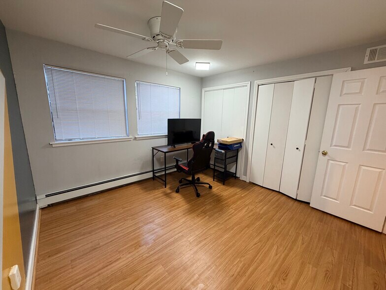 Upper level Bedroom - 2 Stevens Pl