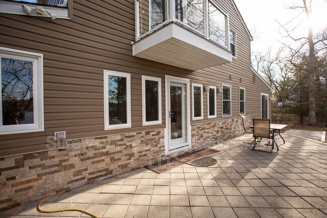 Building Photo - 90 Clubhouse Rd