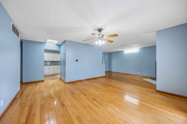 Building Photo - 670 Lakeview Ln