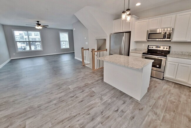 Building Photo - 3 Bed / 2-1/2 Bath  Single Family Town Home w/Attached1 Car Garage