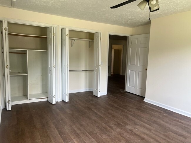 Building Photo - Very Nice 4 bedroom near Tri Cities Airpor...