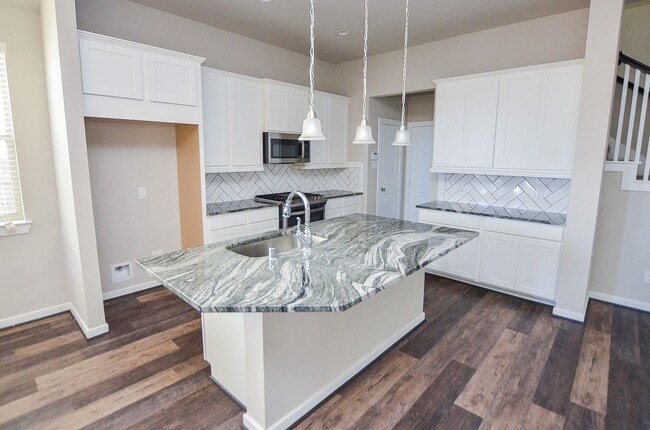 Building Photo - Beautiful 2 story home with 4 bedrooms, 2,...