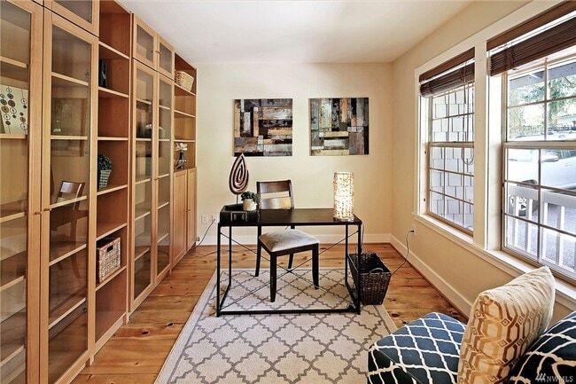 Building Photo - Bellevue 4 bd 2.5 bath house close to Micr...
