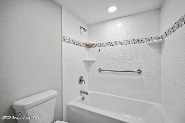 Building Photo - 1600 Woodland Dr