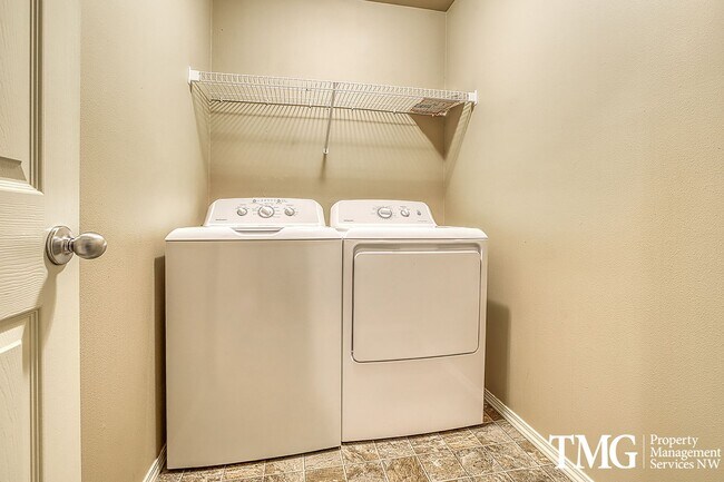 Building Photo - Modern Adorable 2 Bedroom Home in Hillsboro!