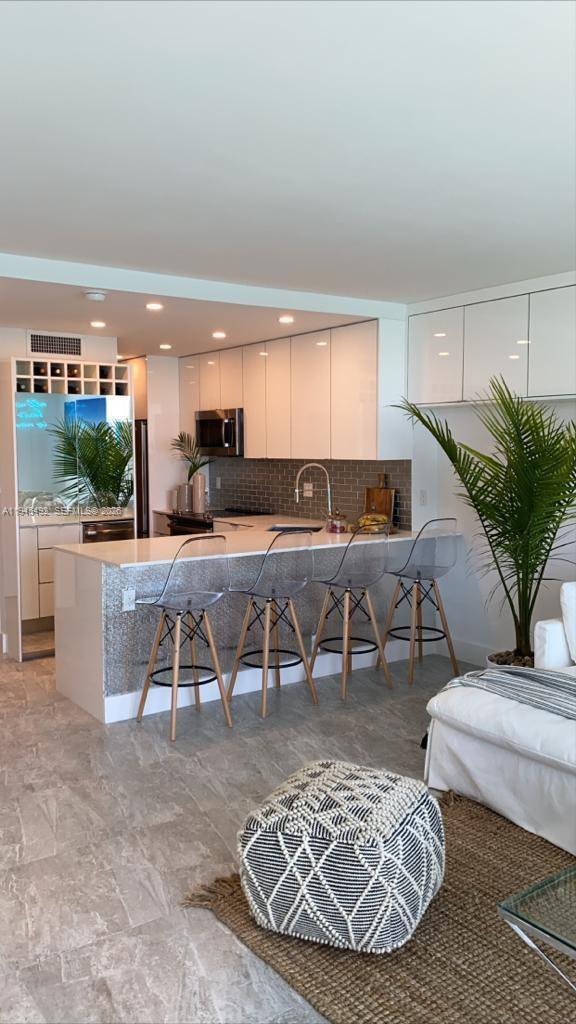 Building Photo - 1000 West Ave