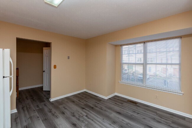 Building Photo - 3 BR, 2.5 BA Townhome in North Stafford