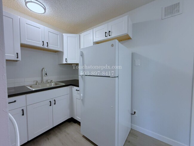 Building Photo - Inviting East Portland Apartment with Bright Living and Everyday Comfort