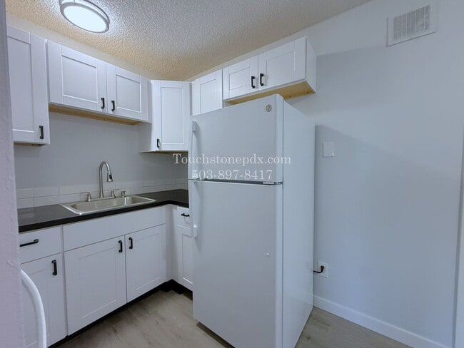 Building Photo - *ONE MONTH RENT FREE!* Upper Level Apartment with Bright Living and Everyday Comfort