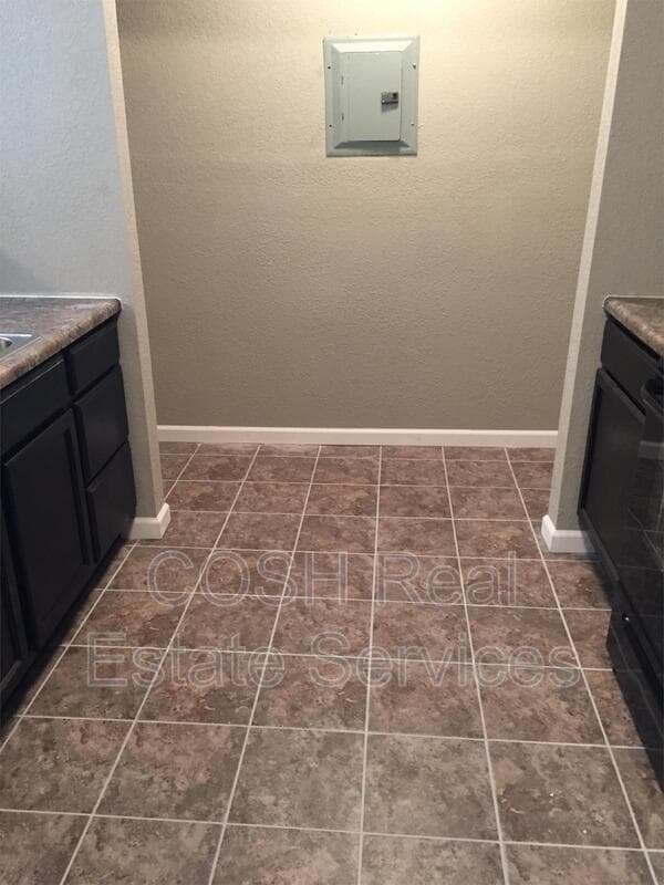 Building Photo - 1255 S Main St