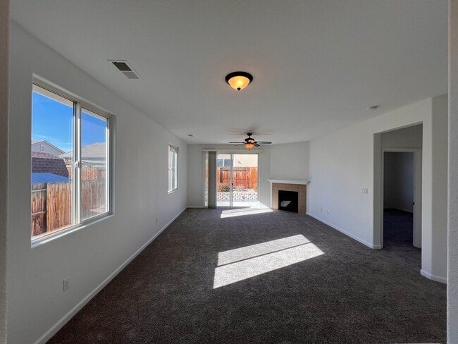 Building Photo - Single-level 3 bedroom, 2-bathroom home in Dayton, NV