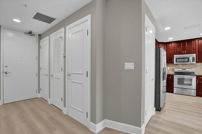 Building Photo - 101 S Eola Dr