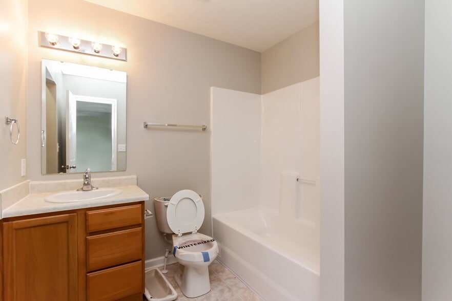 Building Photo - 4645 Deacon Ln