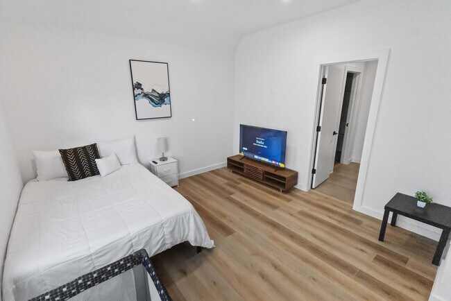 Building Photo - 6742 Peerless St