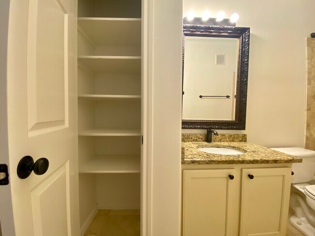 Building Photo - 3 Bedroom Townhouse Condo-North Austin!