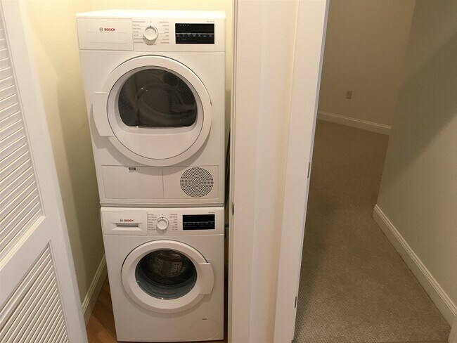 Building Photo - 875 Elm St