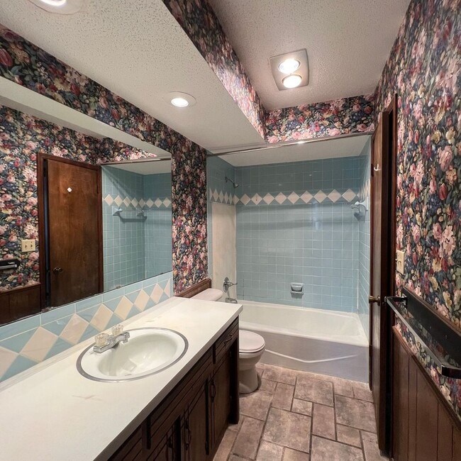 Building Photo - AVAILABLE NOW!