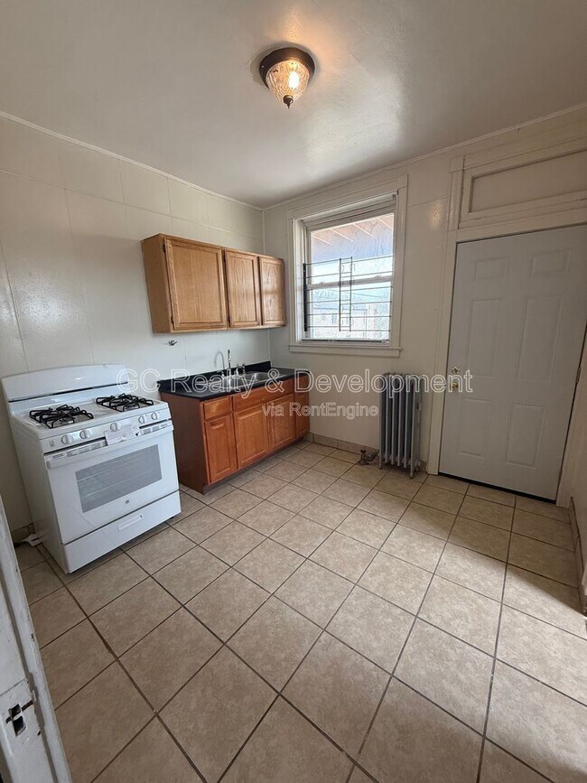 Building Photo - 1452 E Marquette Rd