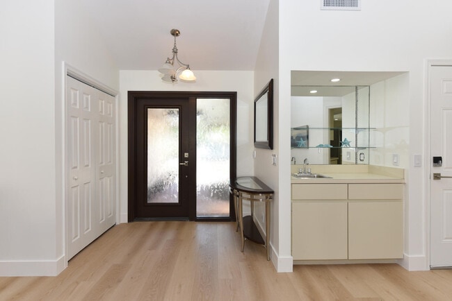 Building Photo - 1469 Vía Privada