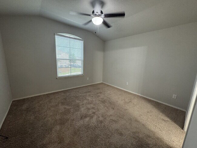 Building Photo - ***50% OFF FIRST FULL MONTH'S RENT!*** Thr...