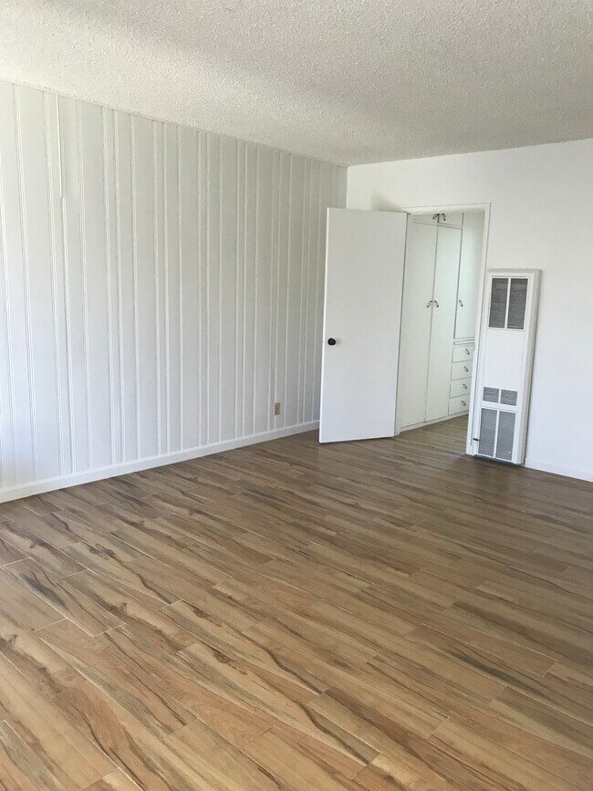 Spacious main living room - 5251 E Carson St