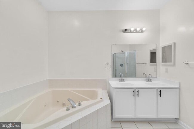 Building Photo - 111 Cavenrock Ct