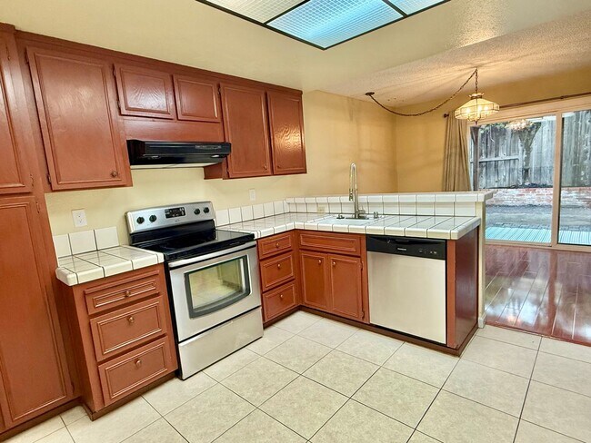 Building Photo - $3490 -- Beautifully Upgraded 3BR Townhome in Northgate