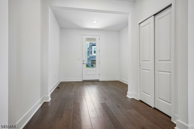 Building Photo - 52 Eastwood Ter