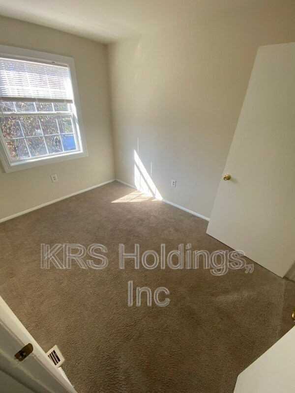 Building Photo - 622 E 18th St