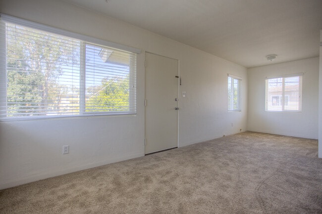 Building Photo - Charming Upstairs One Bedroom in Crown Poi...