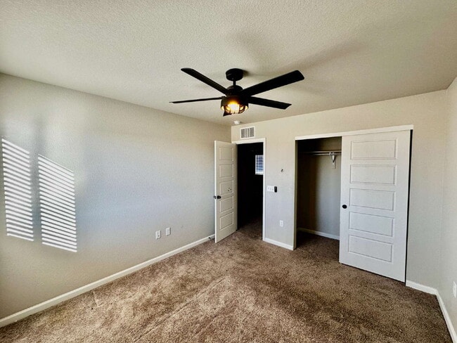 Building Photo - "Experience Spacious Living in Elizabeth!"