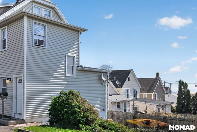 Building Photo - Charming 2BR Duplex in West Haven