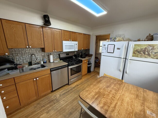 Building Photo - 1323 St James Ct