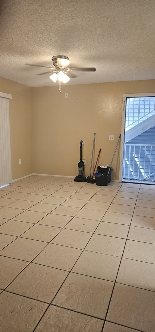 Building Photo - 2 bedroom 1 bath condo Near the Loop
